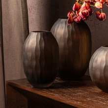 Afbeelding in Gallery-weergave laden, Mishan Brown glass Vaas carved  vazen Bloemings Atelier Nijmegen
