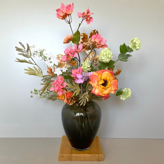 Zijden bloemenabonnement. Silk-ka flowers,Bugainvillea, velvet rozen